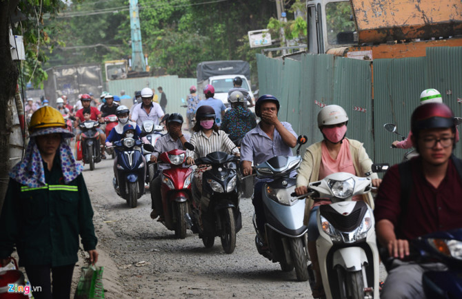Cuoi nam, lo cot lai moc len khap duong Sai Gon hinh anh 11