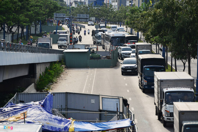 Cuoi nam, lo cot lai moc len khap duong Sai Gon hinh anh 8