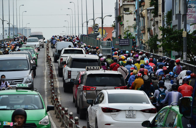 Cuoi nam, lo cot lai moc len khap duong Sai Gon hinh anh 9
