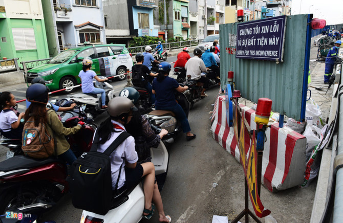 Cuoi nam, lo cot lai moc len khap duong Sai Gon hinh anh 10