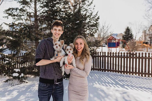 Tyler Blevins và Jess Blevins, cùng hai con chó yêu Chance và Navi. Ảnh Team Jinja