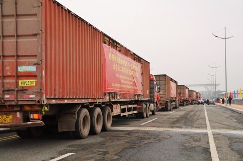 Xe container là m các thá»§ tục xuất nháºp khẩu hà ng hóa qua cầu Bắc Luân II. Ảnh: B.M