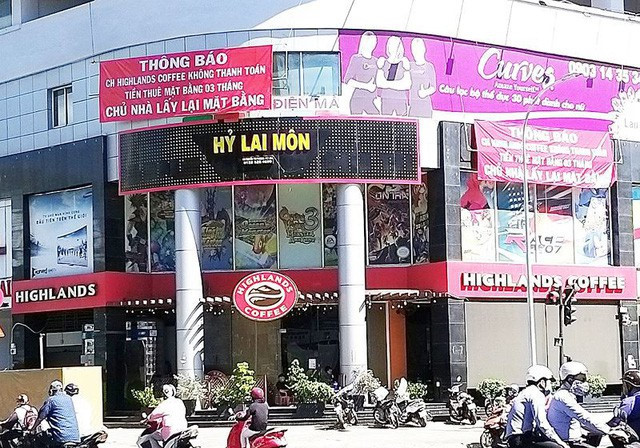 Tranh chấp mặt bằng Highlands Coffee: Bị đòi nhà, cắt điện nước, phải dùng tới máy phát điện - Ảnh 1. Tranh chấp mặt bằng Highlands Coffee: Bị đòi nhà, cắt điện nước, phải dùng tới máy phát điện - Ảnh 1.