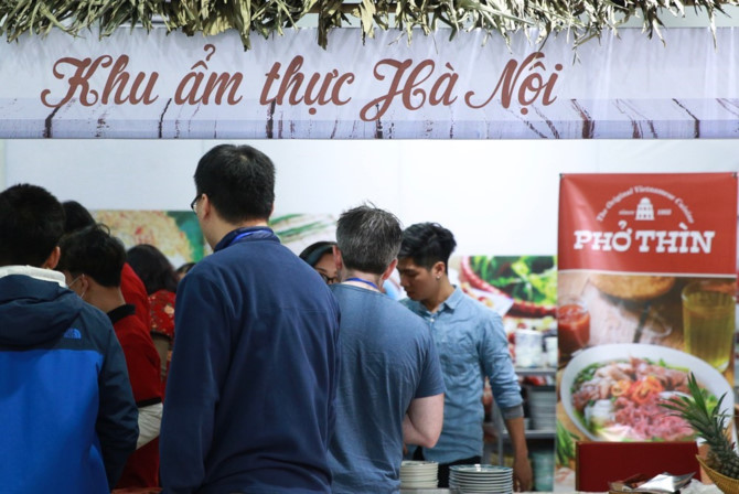 Nhiều ph&oacute;ng vi&ecirc;n quốc tế lựa chọn Phở Th&igrave;n để thưởng thức. Ảnh: Hải Nguyễn