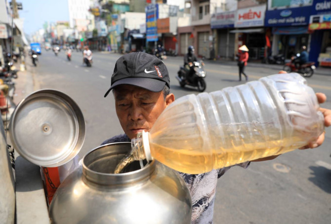 Những b&igrave;nh tr&agrave; đ&aacute; miễn ph&iacute; trong nắng n&oacute;ng ở S&agrave;i G&ograve;n