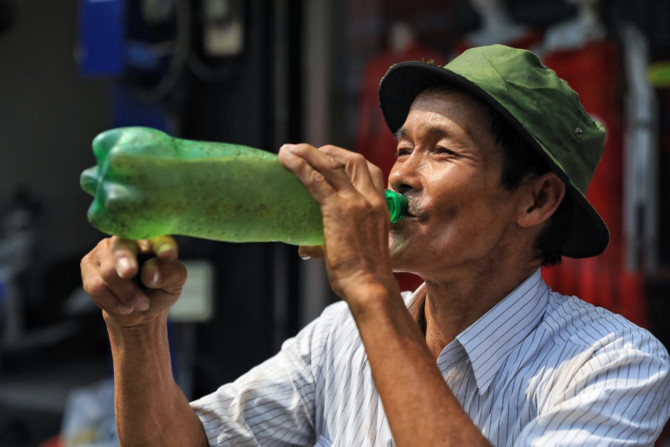 Những b&igrave;nh tr&agrave; đ&aacute; miễn ph&iacute; trong nắng n&oacute;ng ở S&agrave;i G&ograve;n