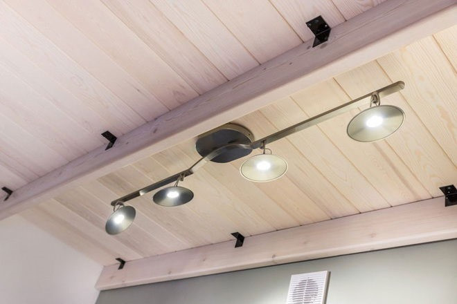 Cách thiết kế hệ thống ánh sáng cũng rất ấn tượng, cách sỠdụng đèn bà n ăn, đèn trần với ánh sang dịu nhẹ tạo cho căn bếp cảm giác ấm cúng và lãng mạn.