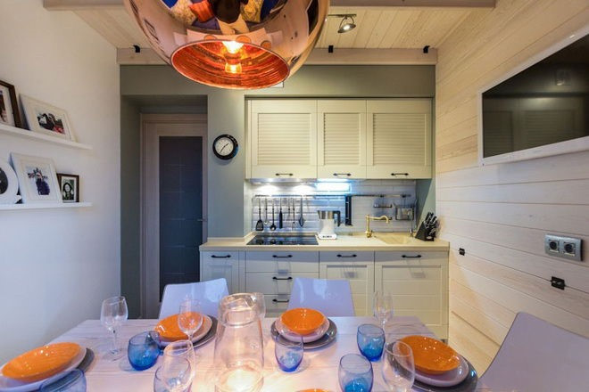 Cách thiết kế hệ thống ánh sáng cũng rất ấn tượng, cách sỠdụng đèn bà n ăn, đèn trần với ánh sang dịu nhẹ tạo cho căn bếp cảm giác ấm cúng và lãng mạn.