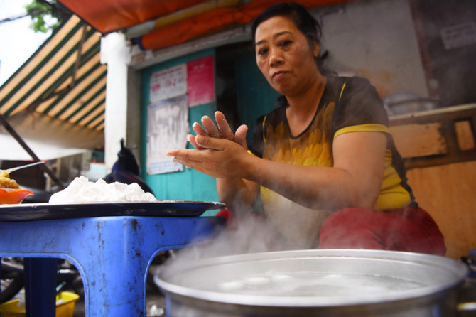 Người H&agrave; Nội xếp h&agrave;ng mua b&aacute;nh tr&ocirc;i, chay dịp Tết H&agrave;n thực