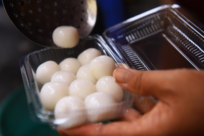 Người H&agrave; Nội xếp h&agrave;ng mua b&aacute;nh tr&ocirc;i, chay dịp Tết H&agrave;n thực