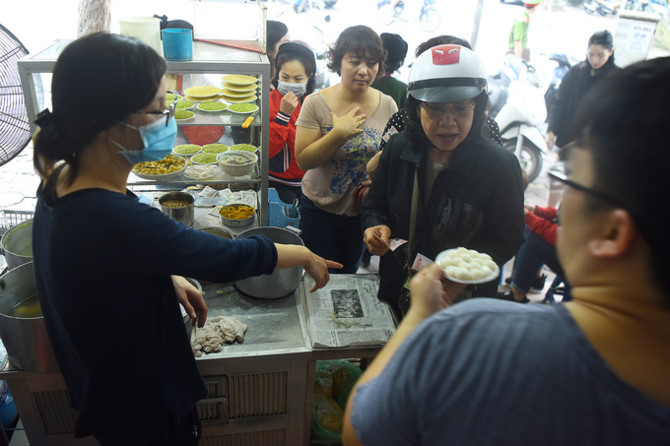 Người H&agrave; Nội xếp h&agrave;ng mua b&aacute;nh tr&ocirc;i, chay dịp Tết H&agrave;n thực