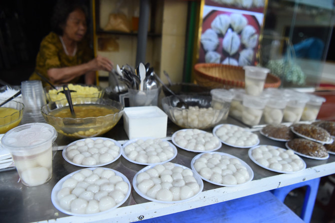 Người H&agrave; Nội xếp h&agrave;ng mua b&aacute;nh tr&ocirc;i, chay dịp Tết H&agrave;n thực