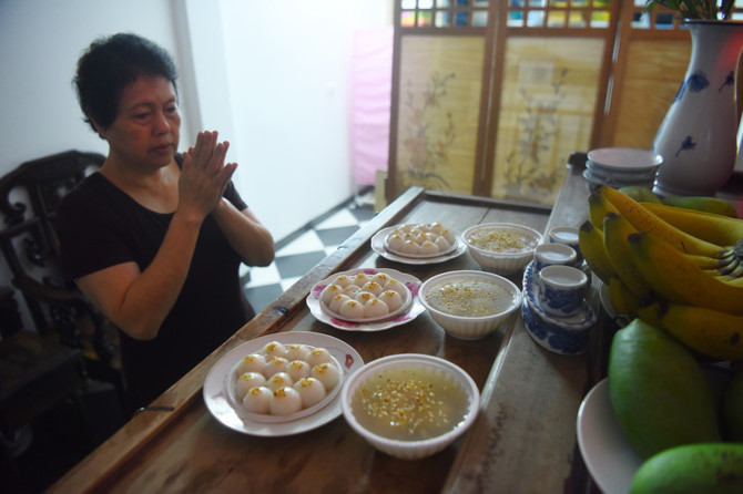 Người H&agrave; Nội xếp h&agrave;ng mua b&aacute;nh tr&ocirc;i, chay dịp Tết H&agrave;n thực
