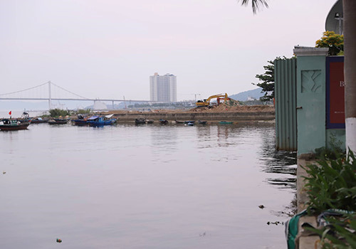 Má»™t dá»± án bên cạnh Marina Comlexp cÅ©ng có nhiá»u diện tÃch nhô ra sông Hà n. Ảnh: Nguyá»…n Äông.
