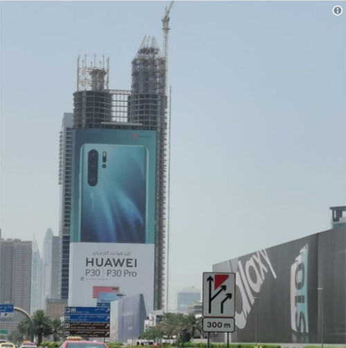Biển quảng cáo chiếm gần hết má»™t mặt tòa nhà cá»§a P30 Pro.Â