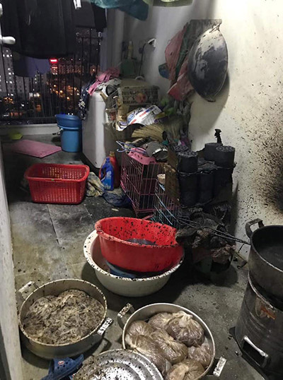 Hiện trưá»ng vụ cháy còn có hà ng chục há»™p thang tổ ong dá»± trữ. Ảnh: Thùy Linh.