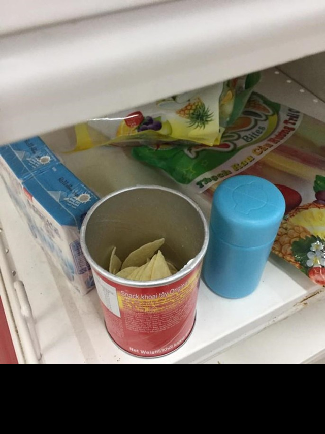  Nh&acirc;n vi&ecirc;n Auchan muốn kh&oacute;c nh&igrave;n kh&aacute;ch vừa mua, vừa ăn, vừa ph&aacute; h&agrave;ng h&oacute;a trong si&ecirc;u thị - Ảnh 1.