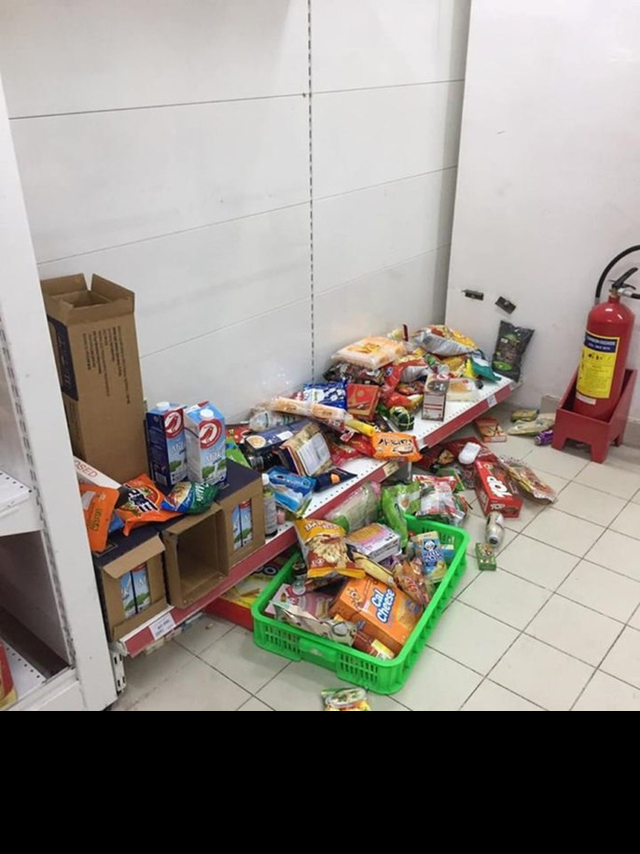  Nh&acirc;n vi&ecirc;n Auchan muốn kh&oacute;c nh&igrave;n kh&aacute;ch vừa mua, vừa ăn, vừa ph&aacute; h&agrave;ng h&oacute;a trong si&ecirc;u thị - Ảnh 2.
