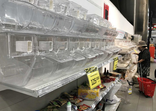  Nh&acirc;n vi&ecirc;n Auchan muốn kh&oacute;c nh&igrave;n kh&aacute;ch vừa mua, vừa ăn, vừa ph&aacute; h&agrave;ng h&oacute;a trong si&ecirc;u thị - Ảnh 11.