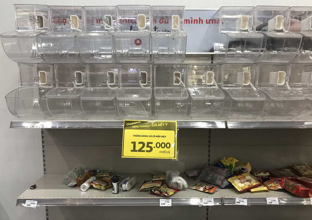  Nh&acirc;n vi&ecirc;n Auchan muốn kh&oacute;c nh&igrave;n kh&aacute;ch vừa mua, vừa ăn, vừa ph&aacute; h&agrave;ng h&oacute;a trong si&ecirc;u thị - Ảnh 3.