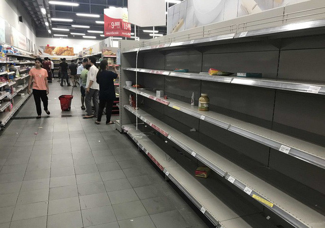  Nh&acirc;n vi&ecirc;n Auchan muốn kh&oacute;c nh&igrave;n kh&aacute;ch vừa mua, vừa ăn, vừa ph&aacute; h&agrave;ng h&oacute;a trong si&ecirc;u thị - Ảnh 4.