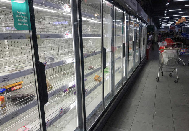  Nh&acirc;n vi&ecirc;n Auchan muốn kh&oacute;c nh&igrave;n kh&aacute;ch vừa mua, vừa ăn, vừa ph&aacute; h&agrave;ng h&oacute;a trong si&ecirc;u thị - Ảnh 5.