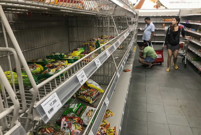  Nh&acirc;n vi&ecirc;n Auchan muốn kh&oacute;c nh&igrave;n kh&aacute;ch vừa mua, vừa ăn, vừa ph&aacute; h&agrave;ng h&oacute;a trong si&ecirc;u thị - Ảnh 6.
