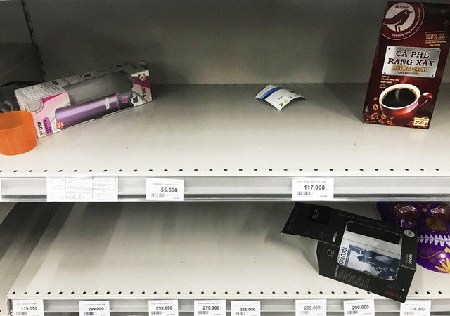  Nh&acirc;n vi&ecirc;n Auchan muốn kh&oacute;c nh&igrave;n kh&aacute;ch vừa mua, vừa ăn, vừa ph&aacute; h&agrave;ng h&oacute;a trong si&ecirc;u thị - Ảnh 7.