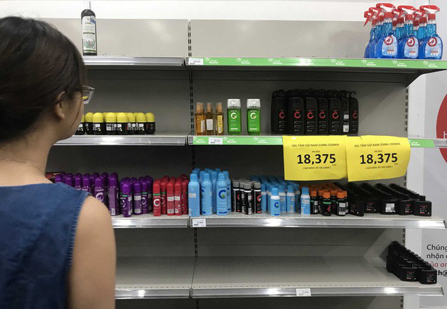  Nh&acirc;n vi&ecirc;n Auchan muốn kh&oacute;c nh&igrave;n kh&aacute;ch vừa mua, vừa ăn, vừa ph&aacute; h&agrave;ng h&oacute;a trong si&ecirc;u thị - Ảnh 8.