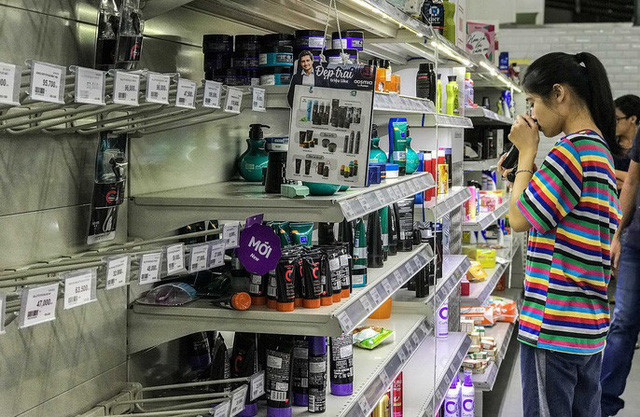  Nh&acirc;n vi&ecirc;n Auchan muốn kh&oacute;c nh&igrave;n kh&aacute;ch vừa mua, vừa ăn, vừa ph&aacute; h&agrave;ng h&oacute;a trong si&ecirc;u thị - Ảnh 9.