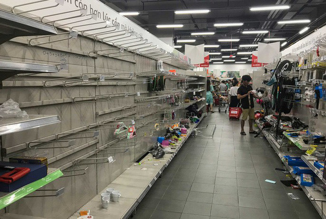 Nh&acirc;n vi&ecirc;n Auchan muốn kh&oacute;c nh&igrave;n kh&aacute;ch vừa mua, vừa ăn, vừa ph&aacute; h&agrave;ng h&oacute;a trong si&ecirc;u thị - Ảnh 10.
