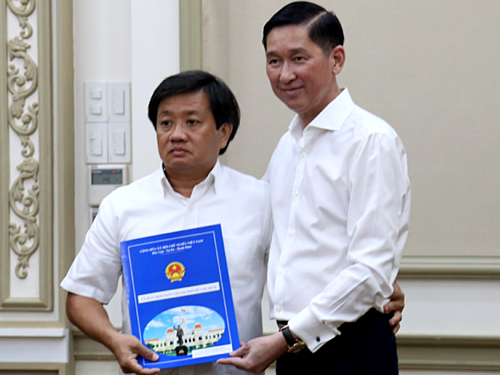 Ông Đoàn Ngọc Hải nộp đơn từ chức ngay sau khi được bổ nhiệm chức Phó tổng giám đốc Công ty Xây dựng Sài Gòn sáng nay. Ảnh: Hữu Công