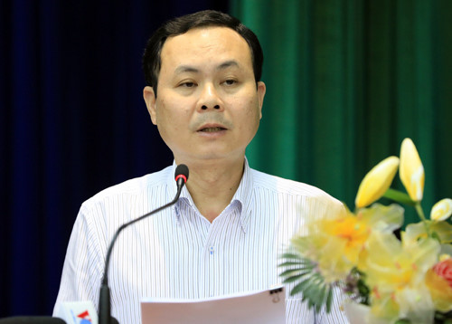 Chủ nhiệm Ủy ban Kiểm tra Th&agrave;nh ủy TP HCM Nguyễn Văn Hiếu trả lời &yacute; kiến của cử tri quận 2. Ảnh: Hữu Khoa