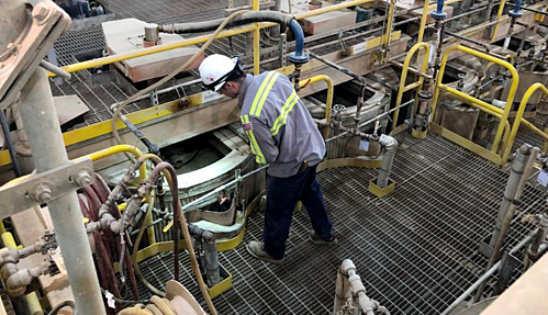 Một công nhân của MP Materials đang kiểm tra thiết bị. Ảnh: CNN