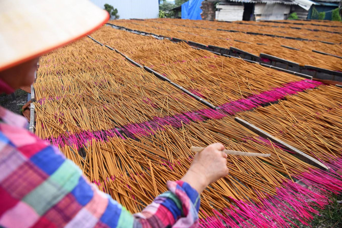 L&agrave;ng nghề hơn 100 năm l&agrave;m tăm hương ở H&agrave; Nội