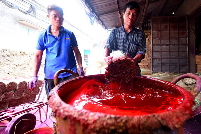 L&agrave;ng nghề hơn 100 năm l&agrave;m tăm hương ở H&agrave; Nội