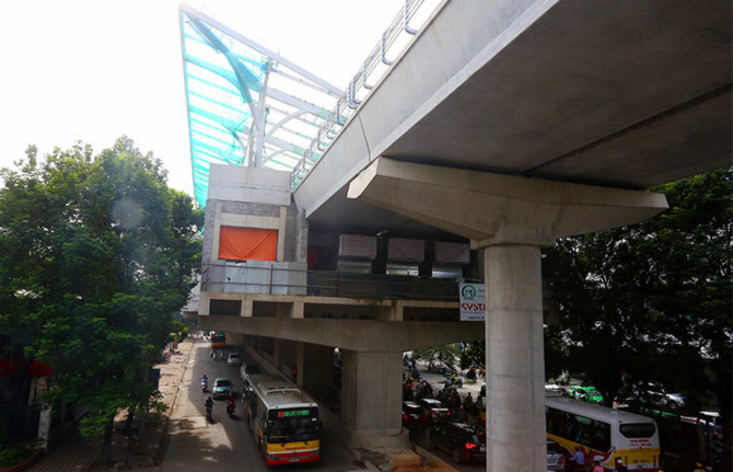 Các nhà ga trên cao tuyến Metro Nhổn-ga Hà Ná»™i Ä‘ang là m phần mái. Ảnh. Bá Äô