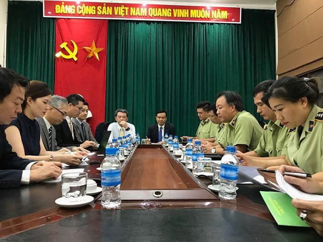 Chua co mat o Viet Nam, Uniqlo da bi lam gia, lam nhai hinh anh 1 