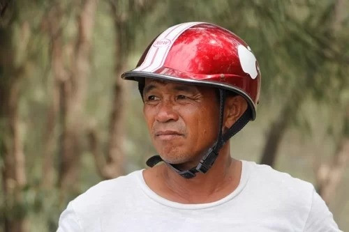 &Ocirc;ng Chiến ngậm ng&ugrave;i kh&ocirc;ng biết tương lai con t&agrave;u 67 của m&igrave;nh sẽ ra sao. Ảnh: V&otilde; Thạnh.
