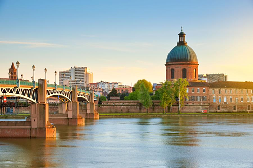 Toulouse vẫn còn lưu giữ được nhiều tòa nhà được xây bằng gạch La Mã, có từ hàng trăm năm trước. Ảnh: VOF.
