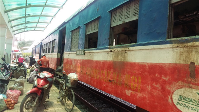 Những toa t&agrave;u n&agrave;y đ&atilde; được đưa v&agrave;o sử dụng tr&ecirc;n tuyến đường sắt n&agrave;y từ năm 1965. Ảnh: Nguyễn H&ugrave;ng