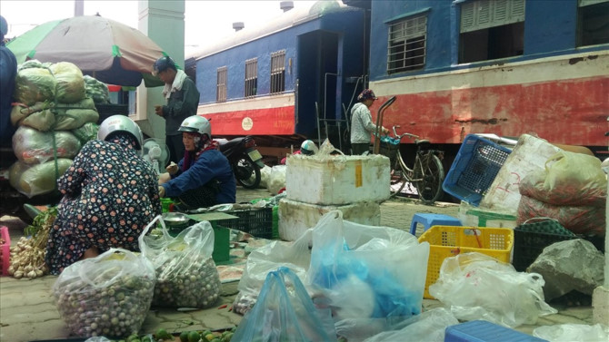 Phi&ecirc;n chợ tạm b&ecirc;n đường t&agrave;u. Ảnh: Nguyễn H&ugrave;ng