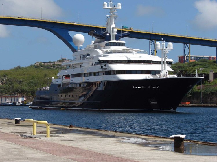 The estate of Microsoft cofounder Paul Allen once owned a 414-foot yacht dubbed the Octopus. It
