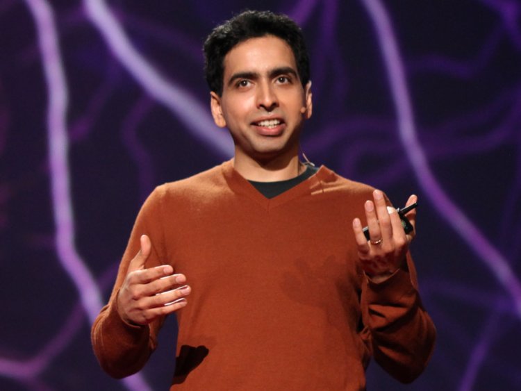 Người s&aacute;ng lập Khan Academy đang l&agrave;m việc tại một quỹ ph&ograve;ng hộ khi &ocirc;ng bắt đầu kinh doanh gi&aacute;o dục.