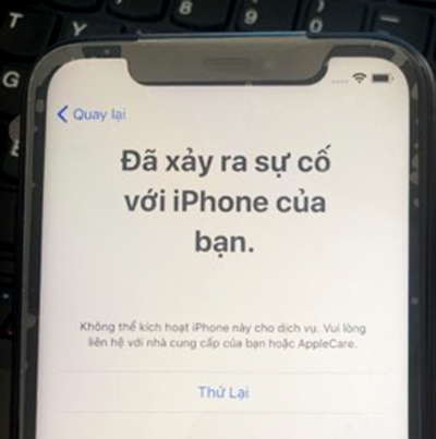 M&aacute;&raquo;™t chi&aacute;&ordm;&iquest;c iPhone hi&aacute;&raquo;‡n th&Atilde;&acute;ng b&Atilde;&iexcl;o kh&Atilde;&acute;ng th&aacute;&raquo;ƒ k&Atilde;&shy;ch ho&aacute;&ordm;&iexcl;t. &aacute;&ordm;&cent;nh: Nguy&aacute;&raquo;…n &Auml;&aacute;&raquo;&copy;c.