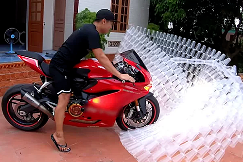 H&agrave;ng ng&agrave;n chiếc ống h&uacute;t v&agrave; cốc nhựa mới được d&ugrave;ng để l&agrave;m video c&acirc;u view.&nbsp;