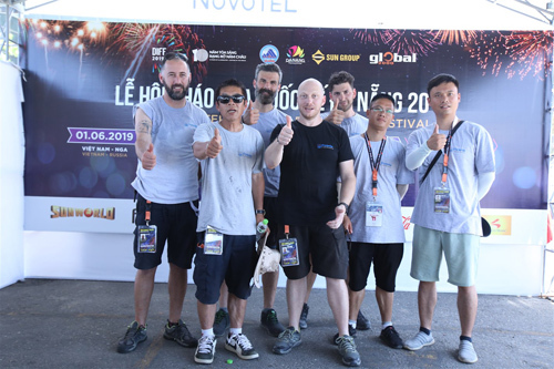 Đội Italy - Parente Fireworks Group tham gia DIFF 2019.