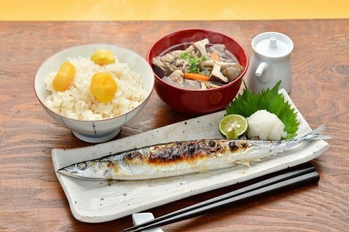Món cá thu đao ăn kèm cơm trắng và canh ở Nhật Bản.