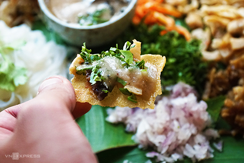Bạn có thể để các topping lên bánh phồng rồi ăn như một cách khác. Ảnh: Di Vỹ.