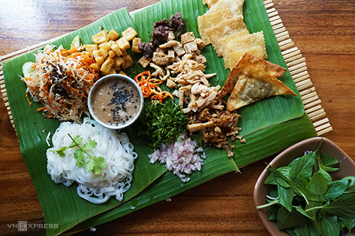 Chiếc mâm đựng phở làm bằng tre, lót một lớp lá chuối. Ảnh: Di Vỹ.
